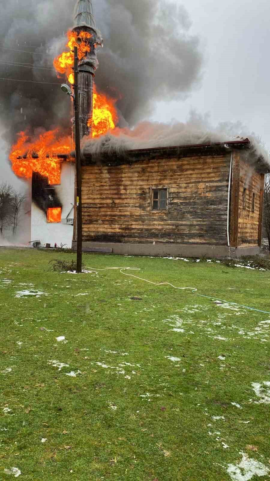 Karabük’te 450 yıllık ahşap cami alevlere teslim oldu