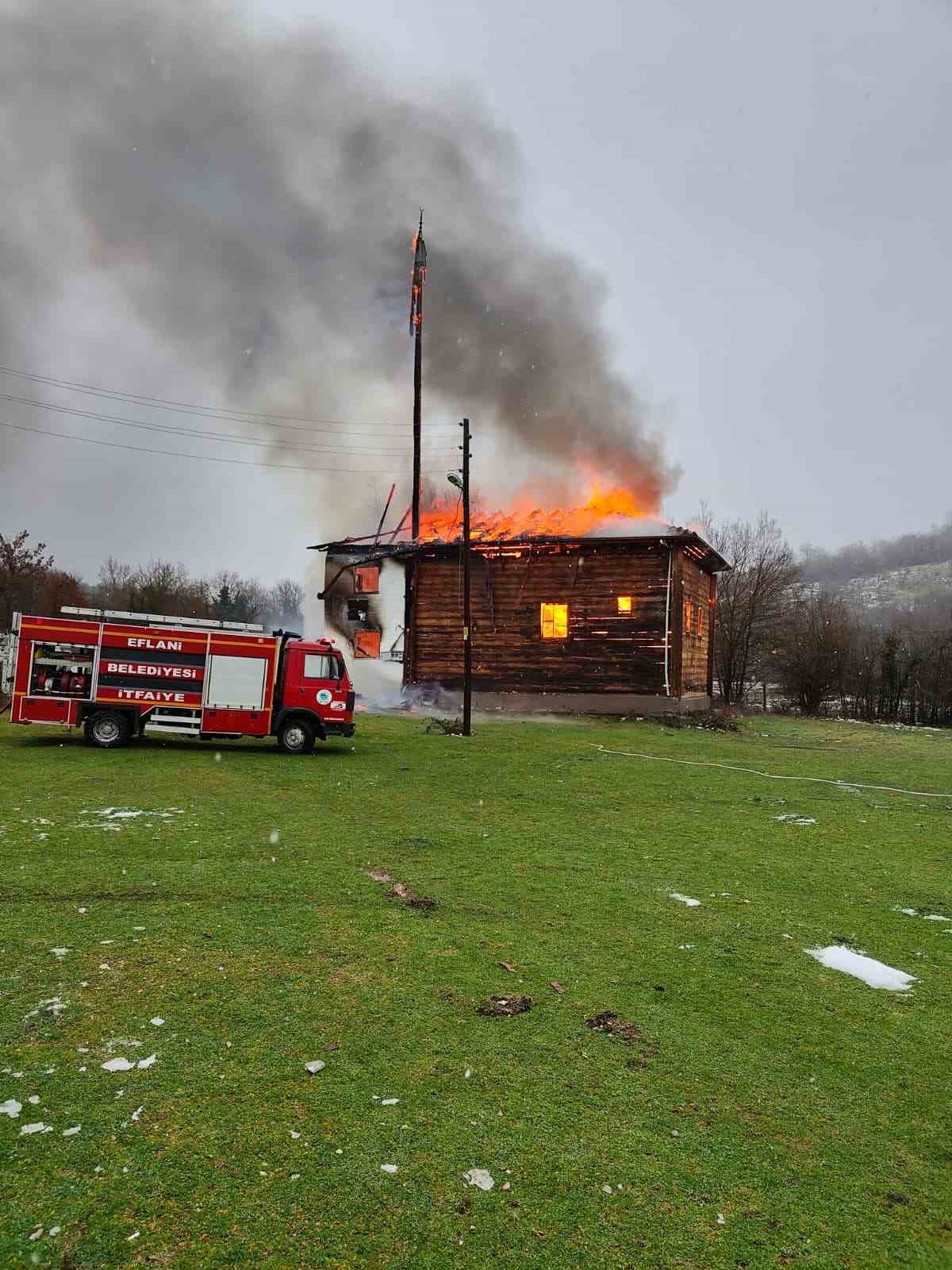Karabük’te 450 yıllık ahşap cami alevlere teslim oldu