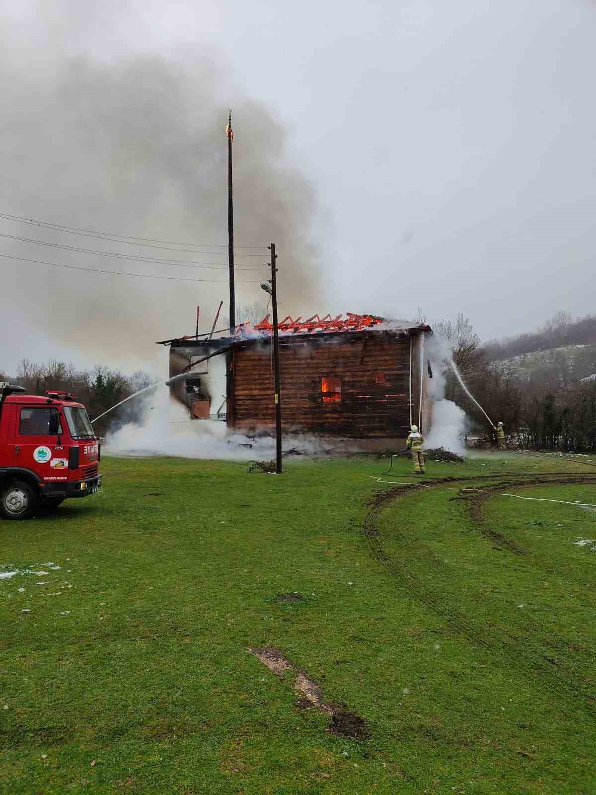 Karabük’te 450 yıllık ahşap cami alevlere teslim oldu