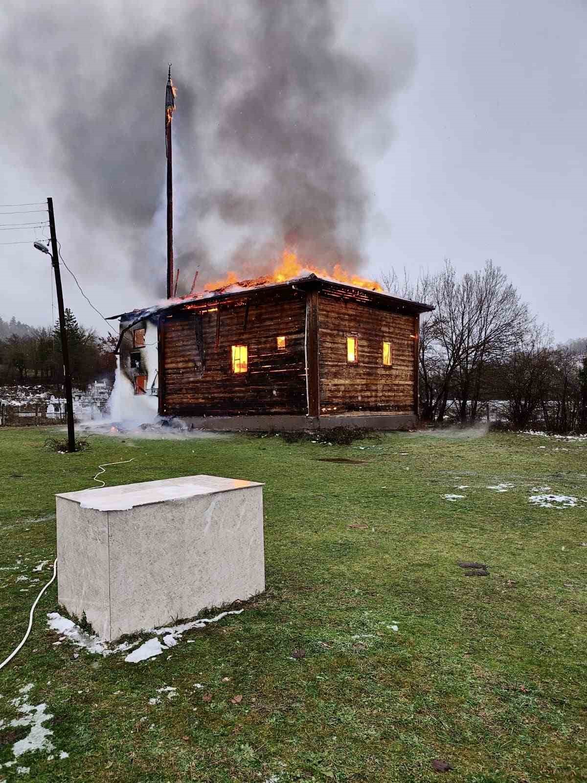 Karabük’te 450 yıllık ahşap cami alevlere teslim oldu
