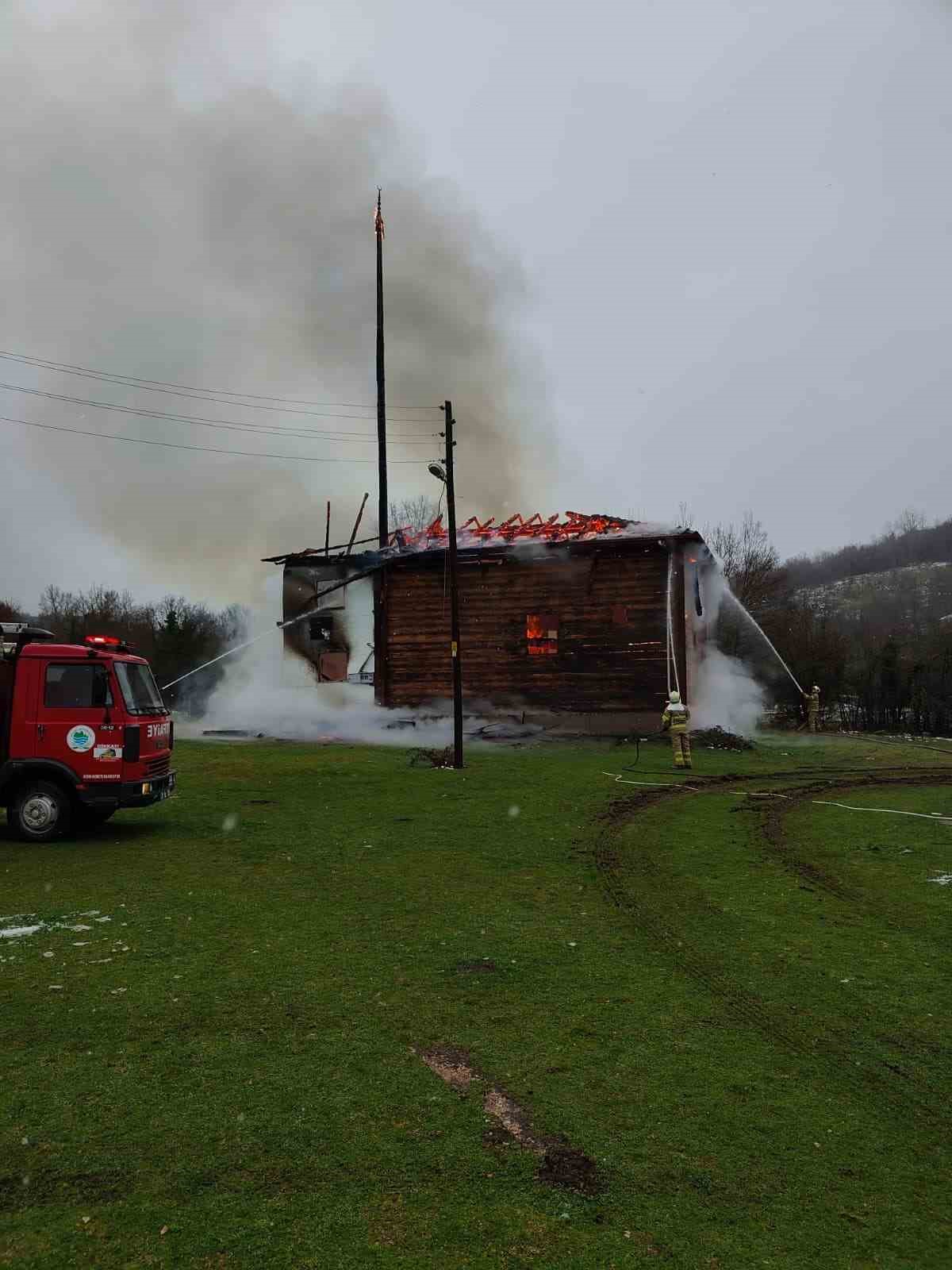 Karabük’te 450 yıllık ahşap cami alevlere teslim oldu