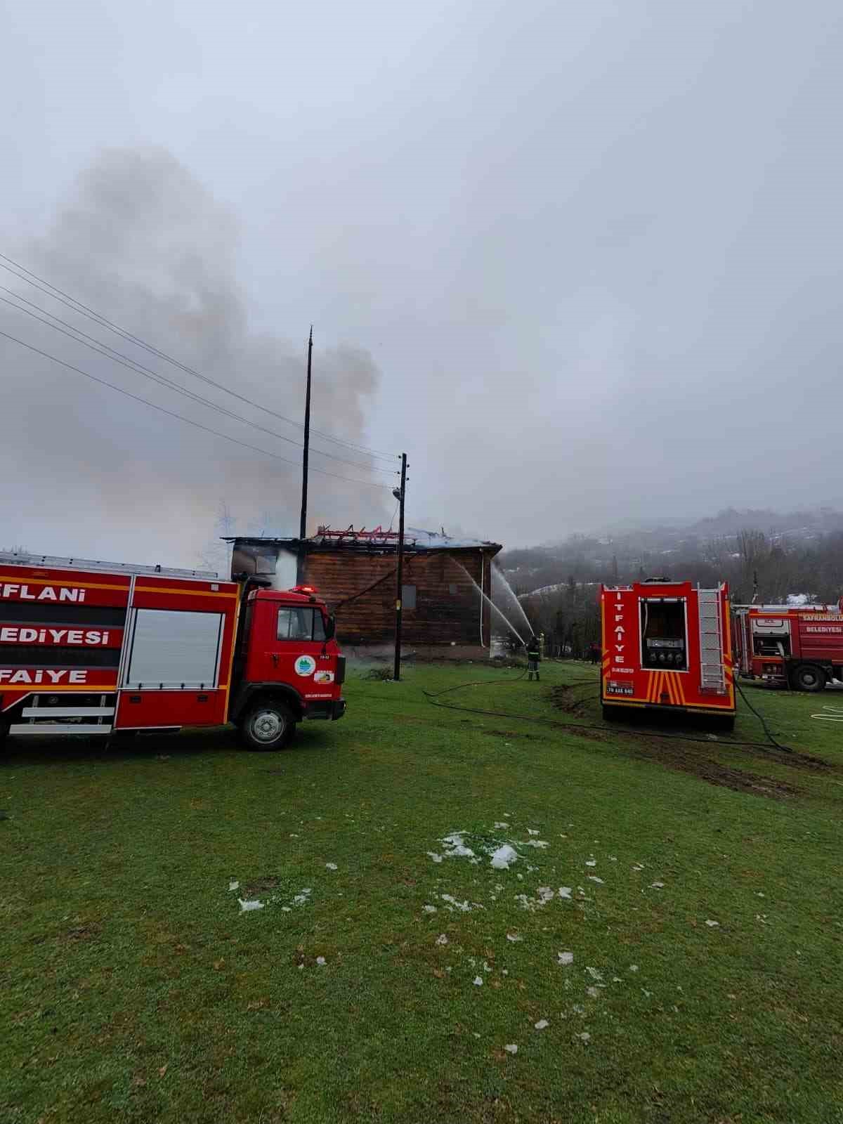 Karabük’te 450 yıllık ahşap cami alevlere teslim oldu