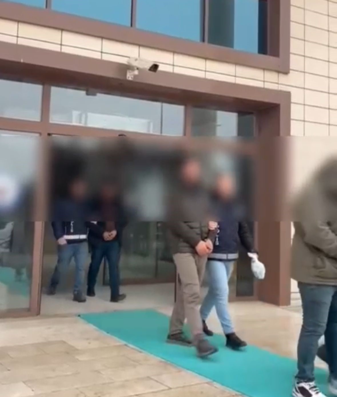 Düzce’de kamyon kasasında 14 düzensiz göçmen yakalandı