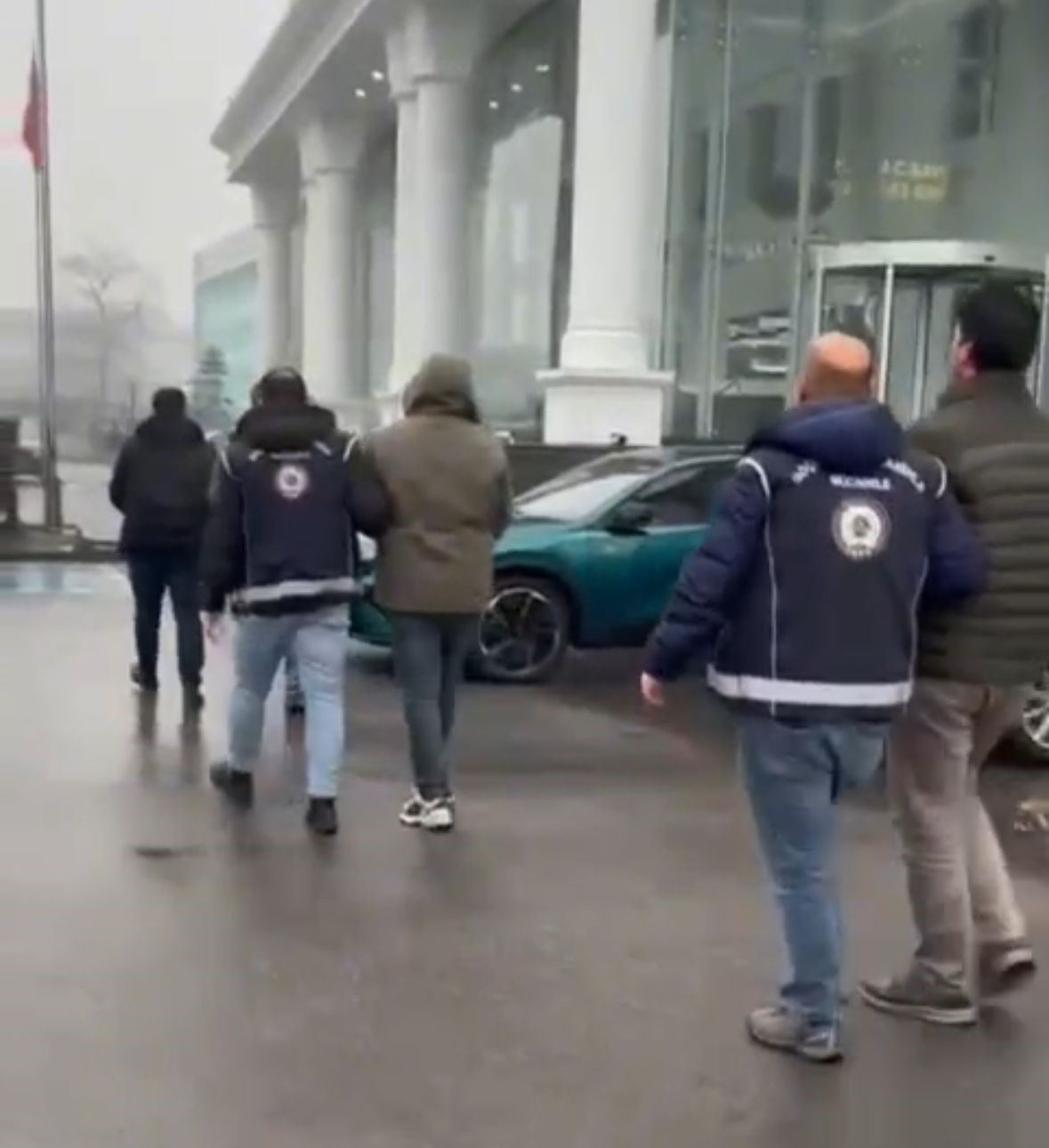 Düzce’de kamyon kasasında 14 düzensiz göçmen yakalandı