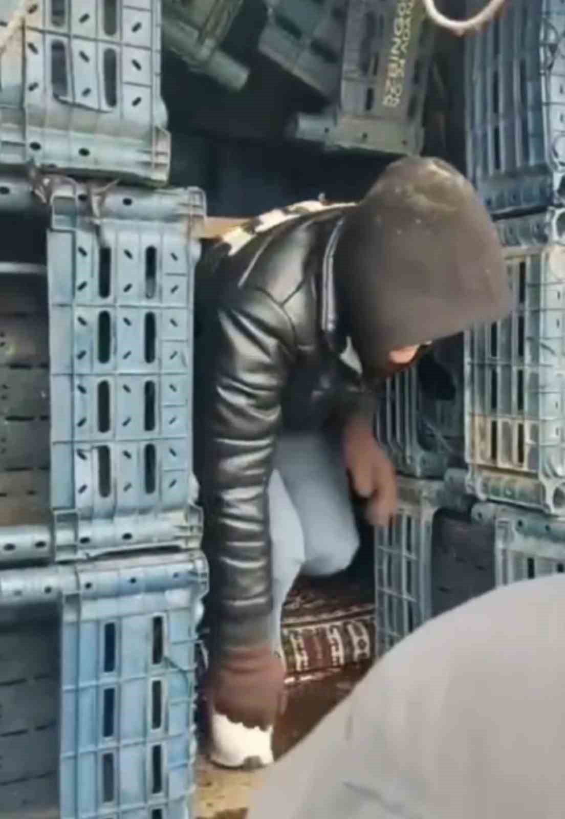 Düzce’de kamyon kasasında 14 düzensiz göçmen yakalandı