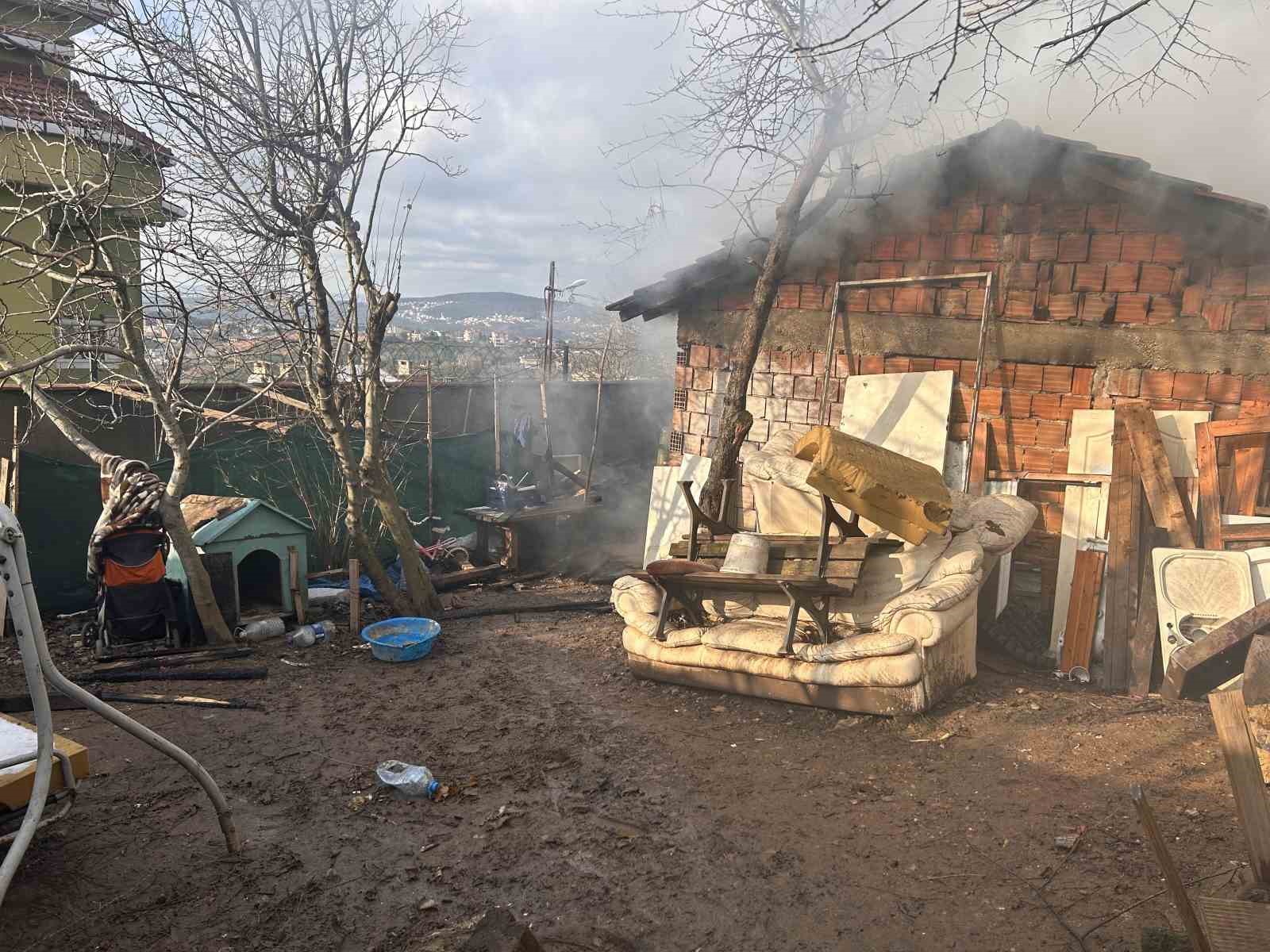 Beykoz’da gecekonduda yangın paniği: Odunluk ve çatı zarar gördü