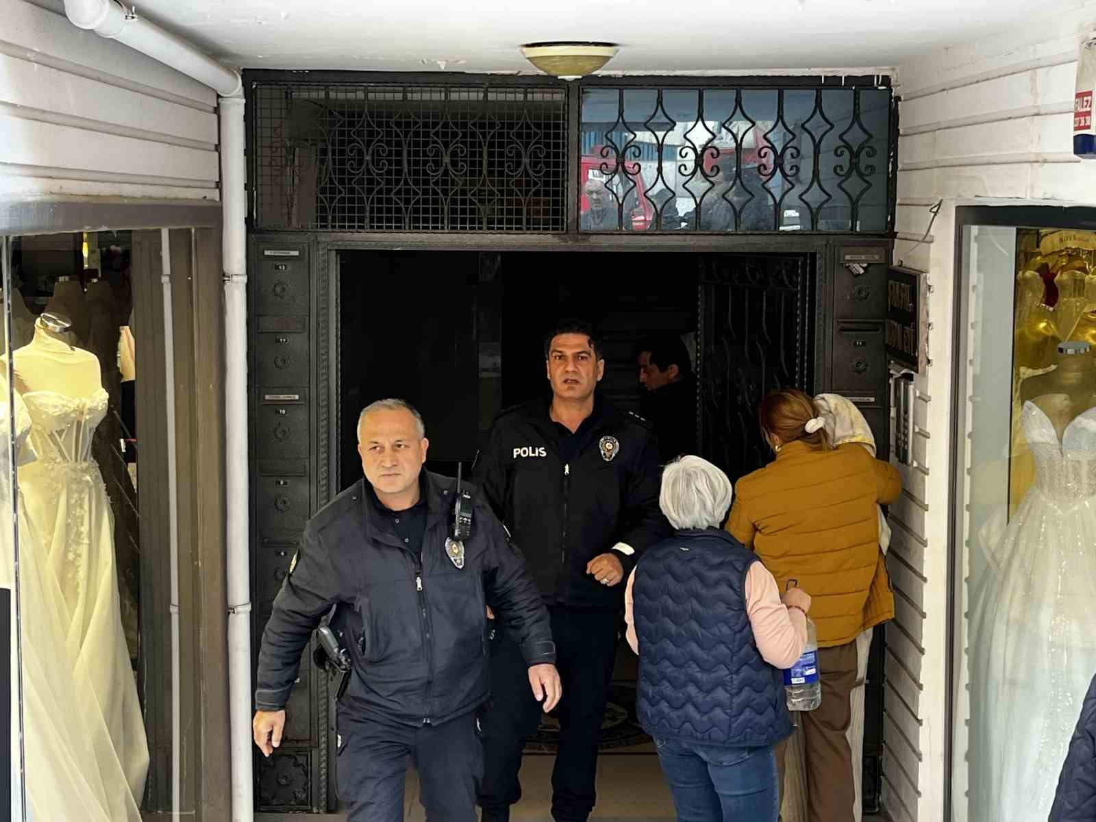 Apartman dairesinde çıkan yangın korkuttu