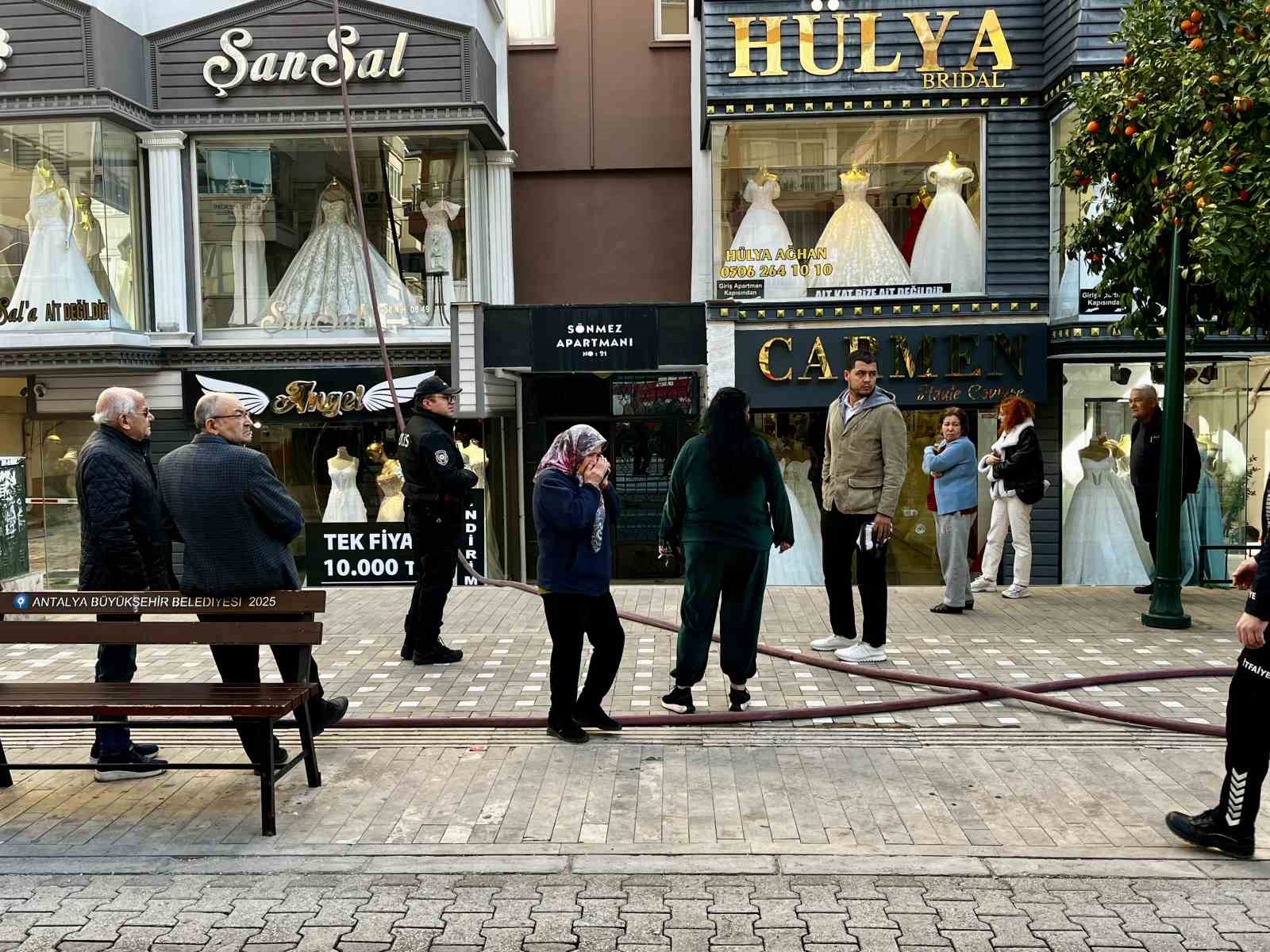 Apartman dairesinde çıkan yangın korkuttu