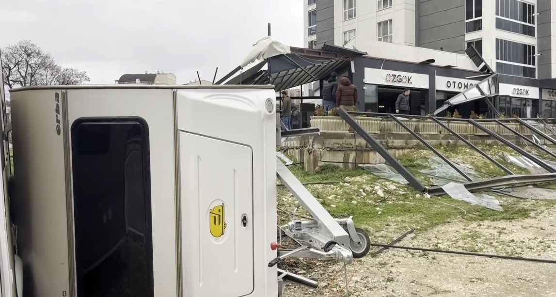 Fırtına çatıları uçurdu, karavanları devirdi