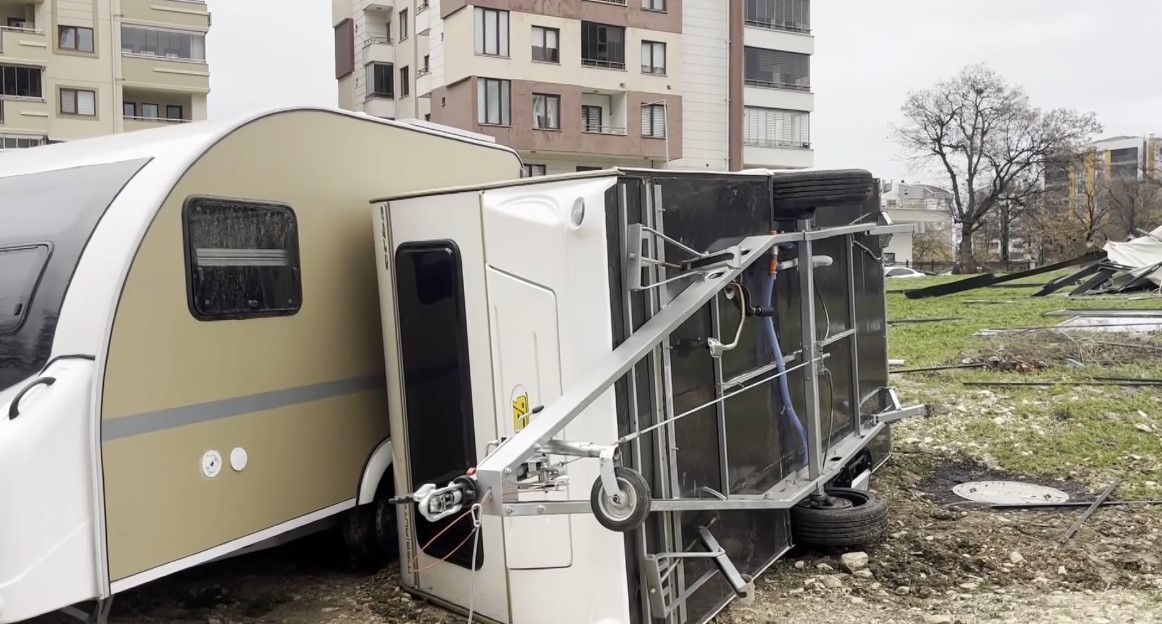 Fırtına çatıları uçurdu, karavanları devirdi