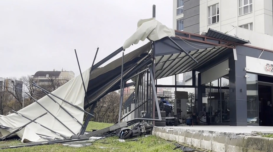 Fırtına çatıları uçurdu, karavanları devirdi