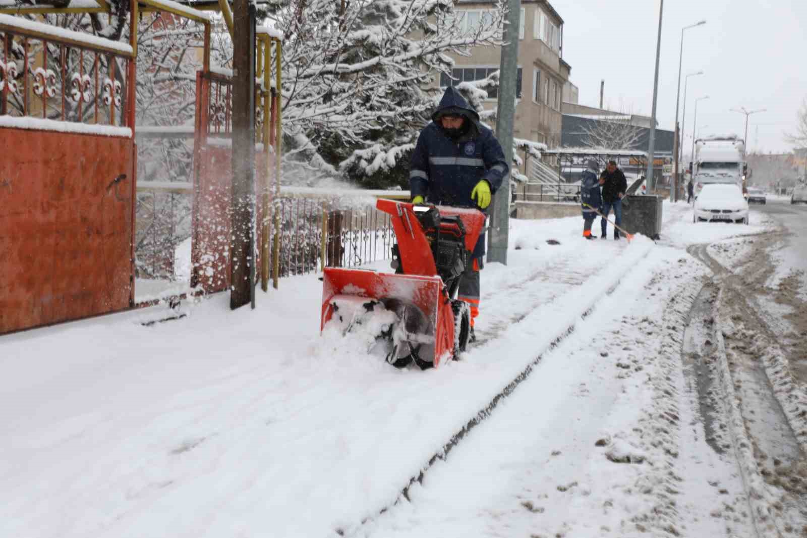 Melikgazi ekipleri 58 mahallede kar küreme çalışması yaptı