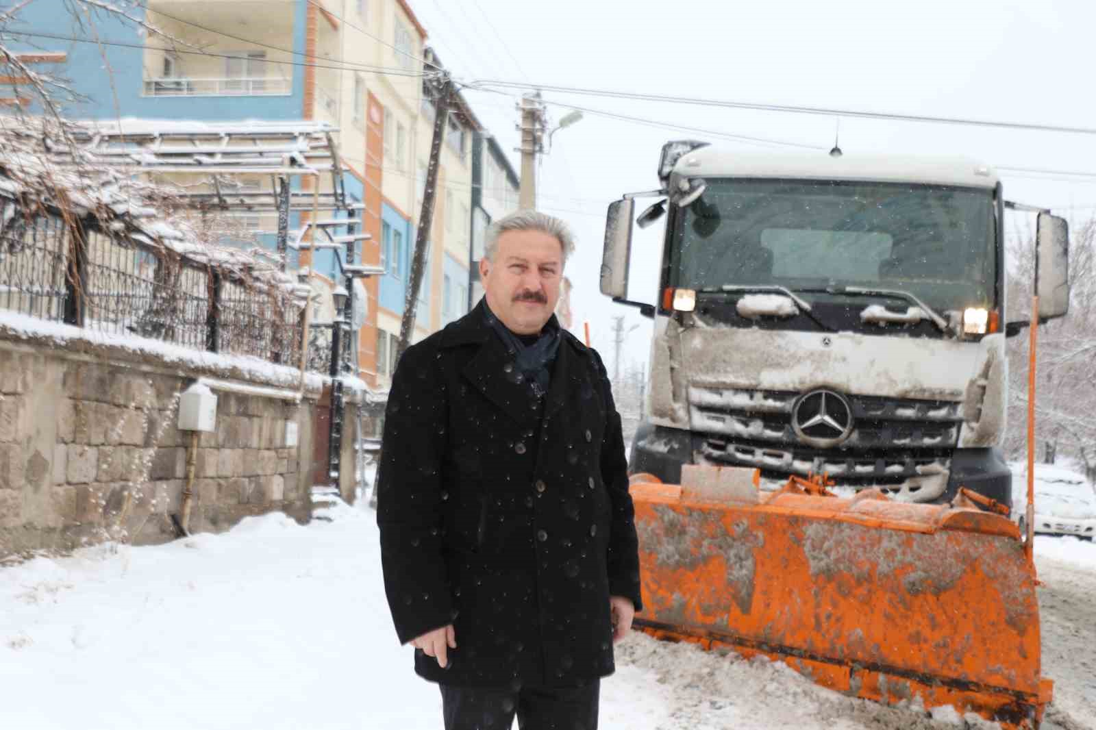 Melikgazi ekipleri 58 mahallede kar küreme çalışması yaptı