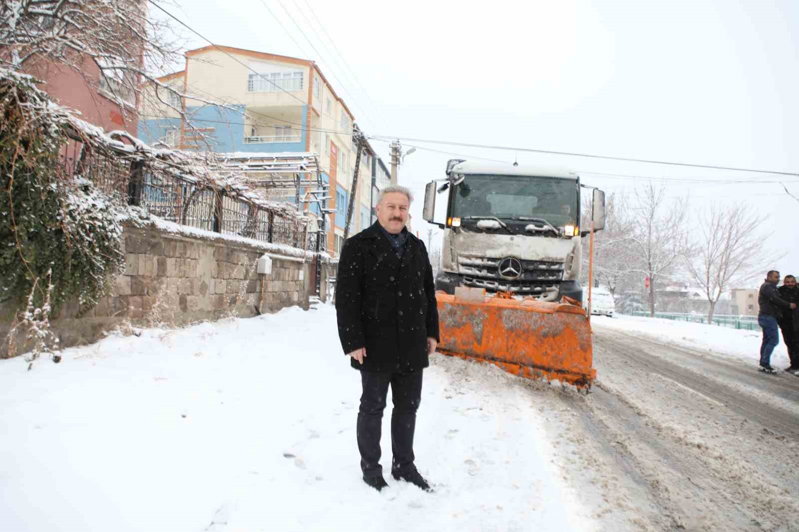 Melikgazi ekipleri 58 mahallede kar küreme çalışması yaptı