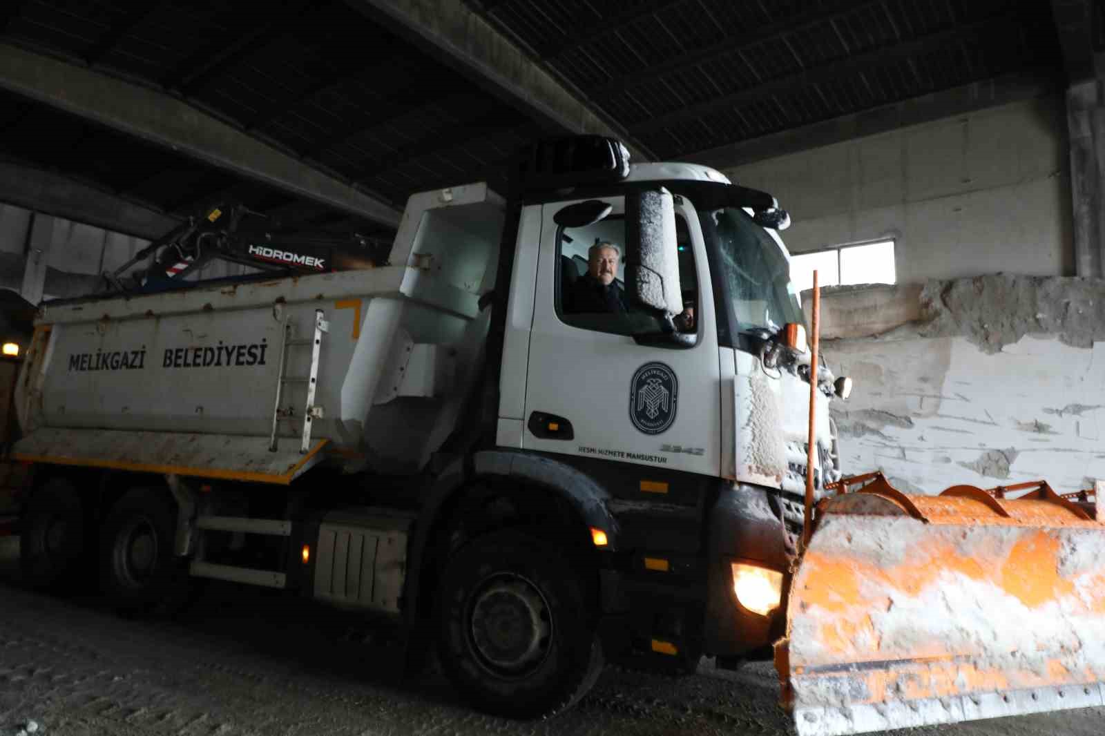 Melikgazi ekipleri 58 mahallede kar küreme çalışması yaptı