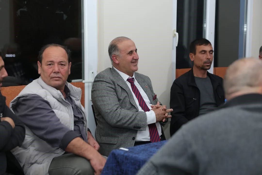 Başkan Kaya, kahvehanede vatandaşlarla buluştu