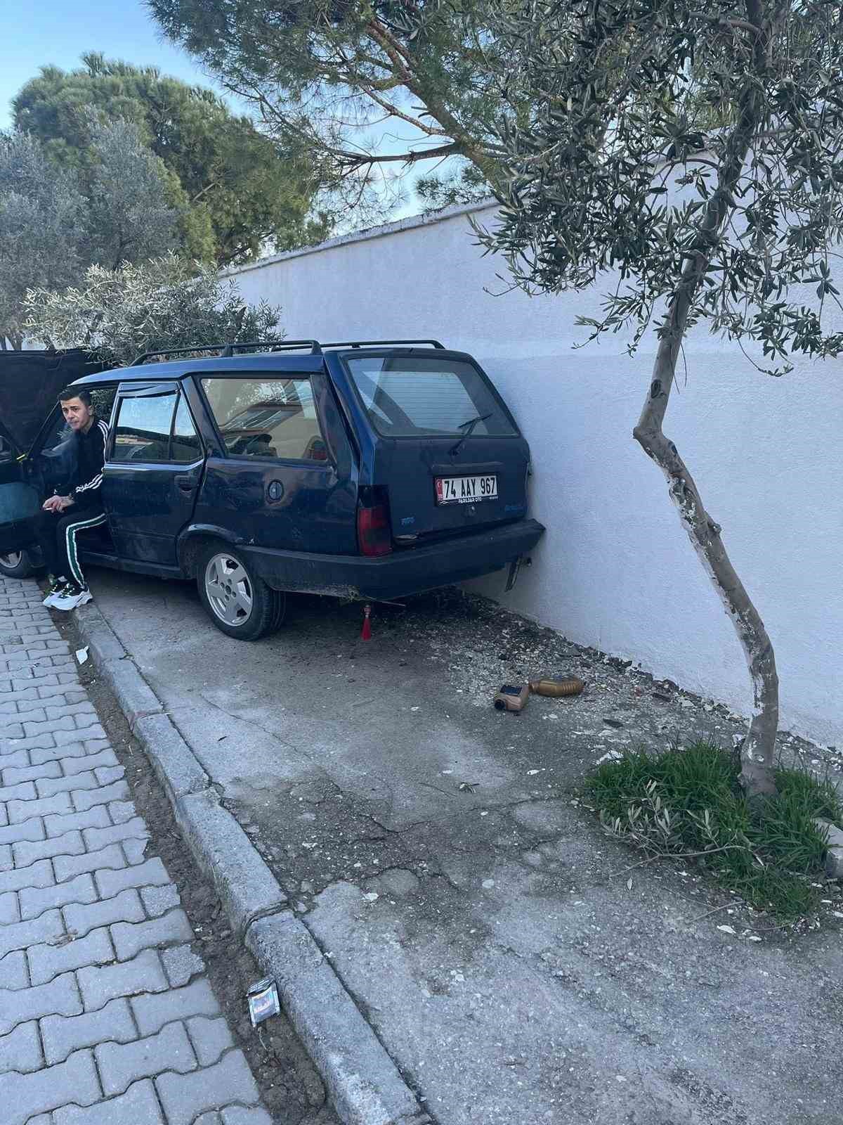 Süratli otomobil önce ağaca sonra duvara çarptı