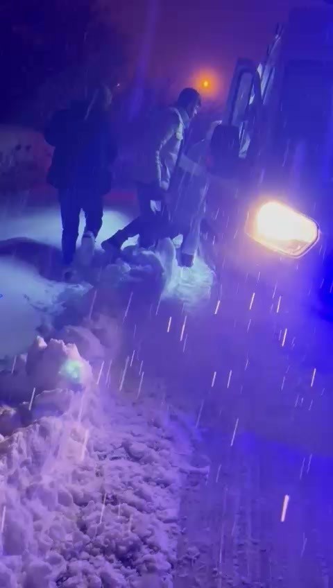 Gercüş’te karda mahsur kalan hasta ve ambulans kurtarıldı