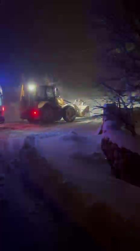 Gercüş’te karda mahsur kalan hasta ve ambulans kurtarıldı