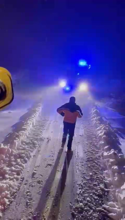 Gercüş’te karda mahsur kalan hasta ve ambulans kurtarıldı