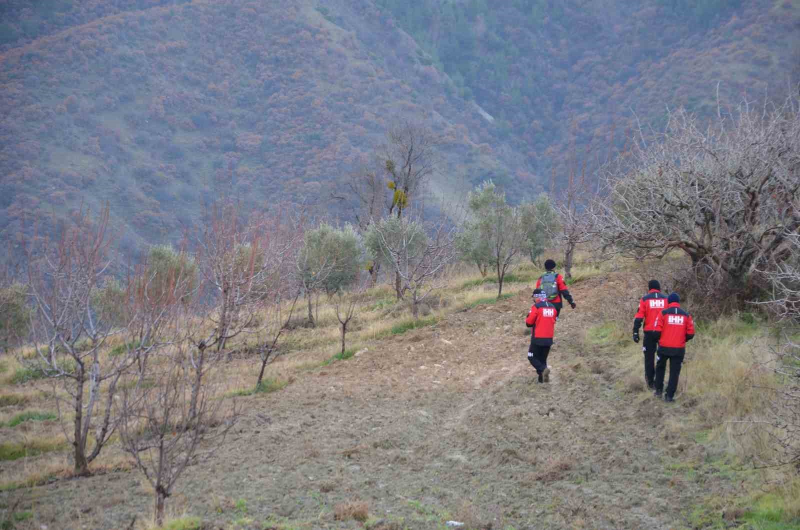 Kayıp olarak aranan kadın dere yatağında ölü bulundu