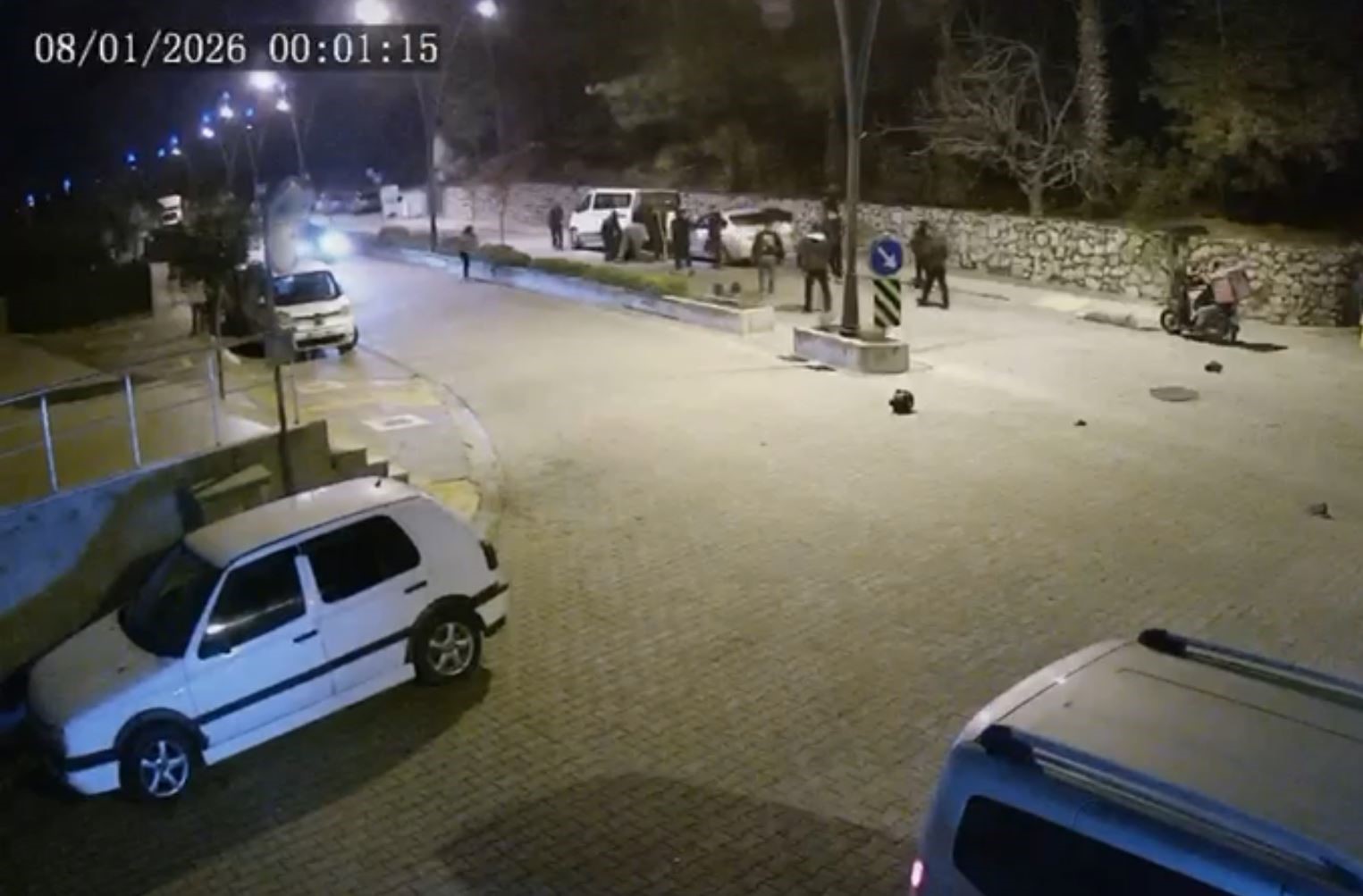 Otomobilin çarptığı motosikletli ve yolcusu metrelerce savruldu