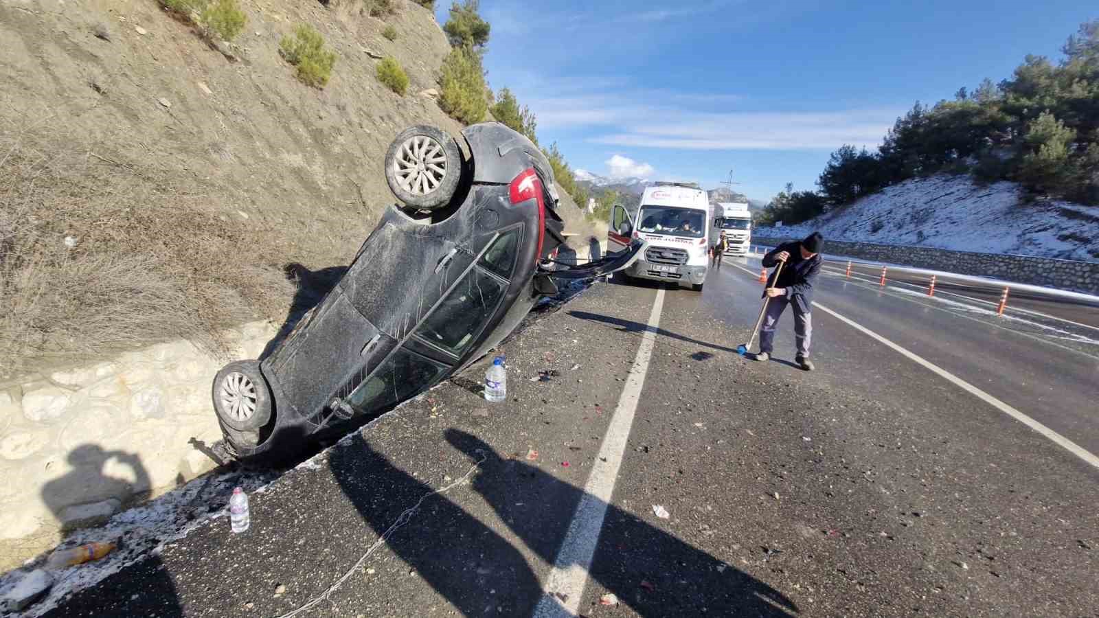 Buzlanma kazayı beraberinde getirdi: 4 yaralı