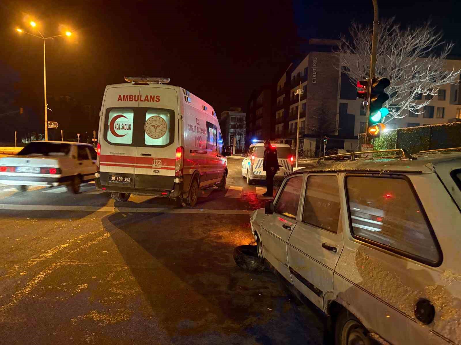 Refüje çarpan otomobilde sürücü yaralandı