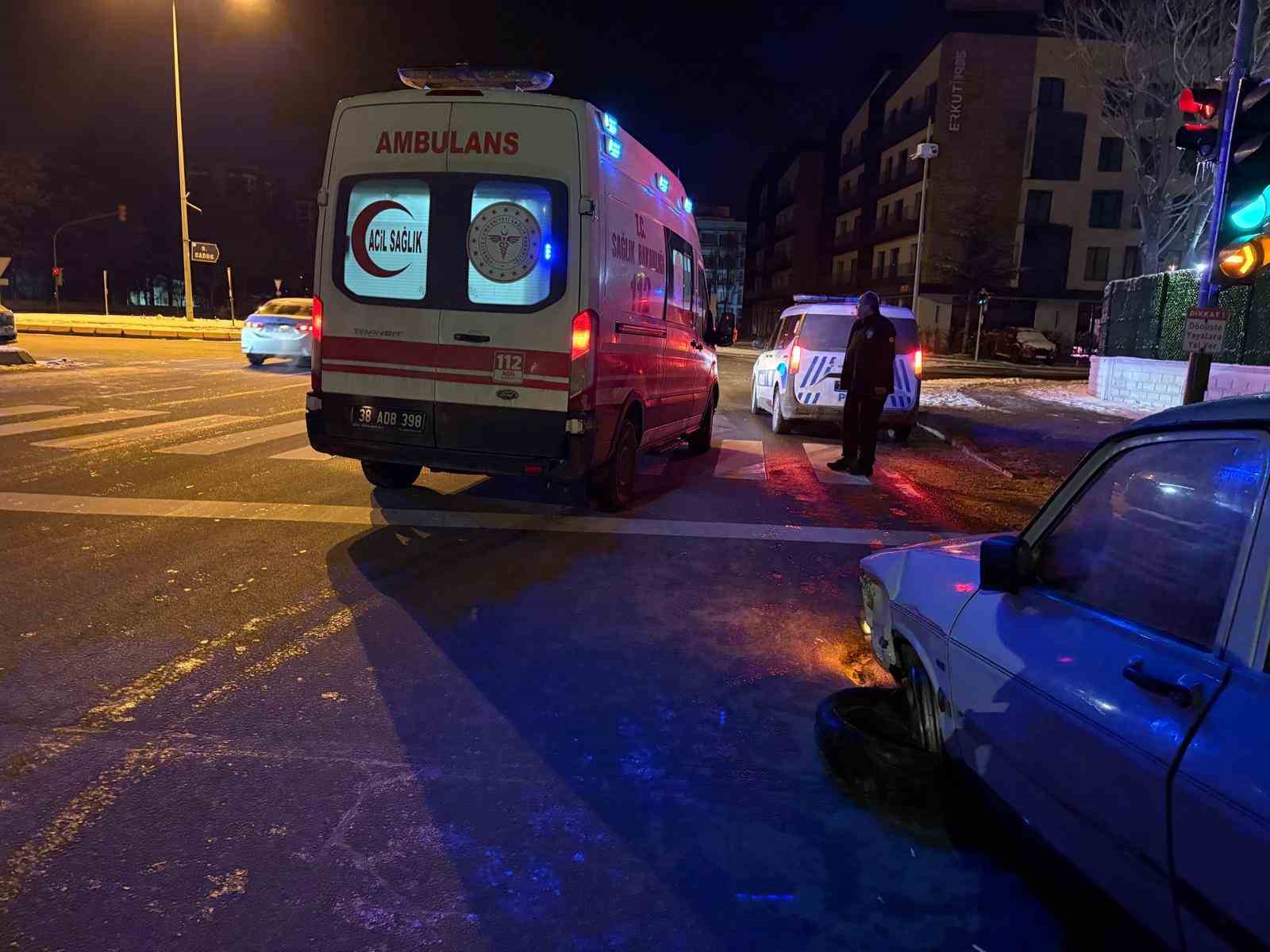 Refüje çarpan otomobilde sürücü yaralandı