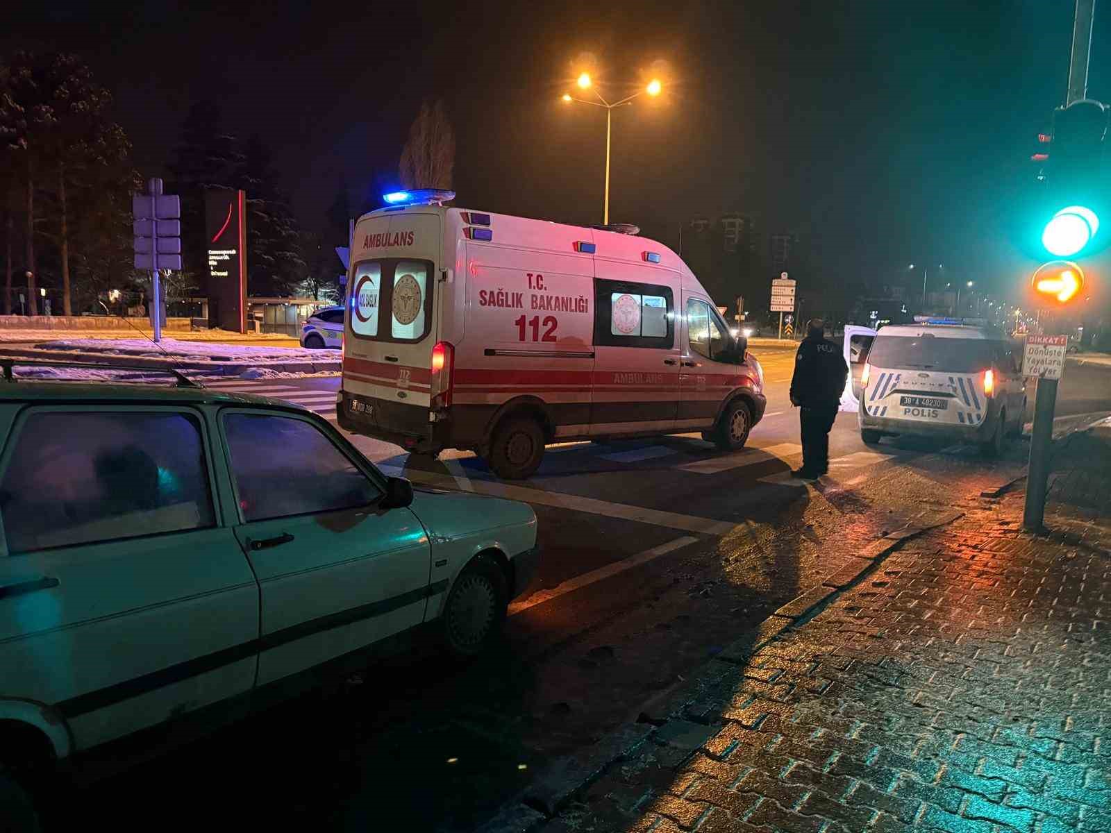 Refüje çarpan otomobilde sürücü yaralandı