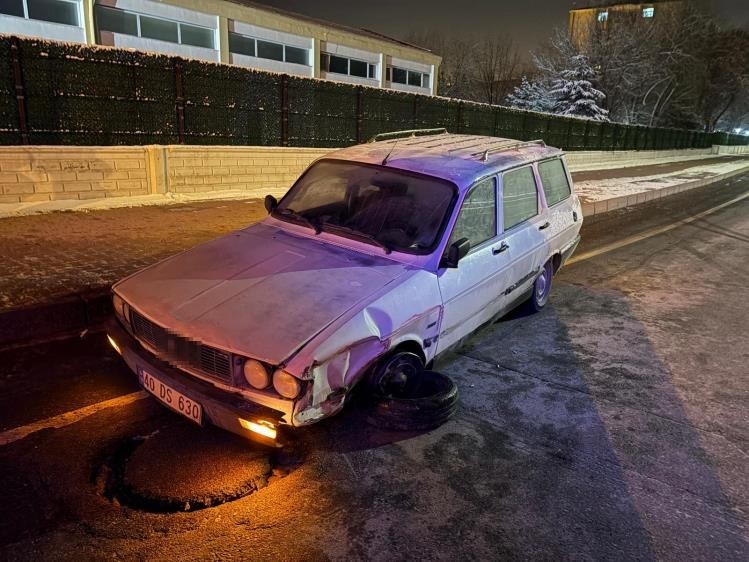 Refüje çarpan otomobilde sürücü yaralandı