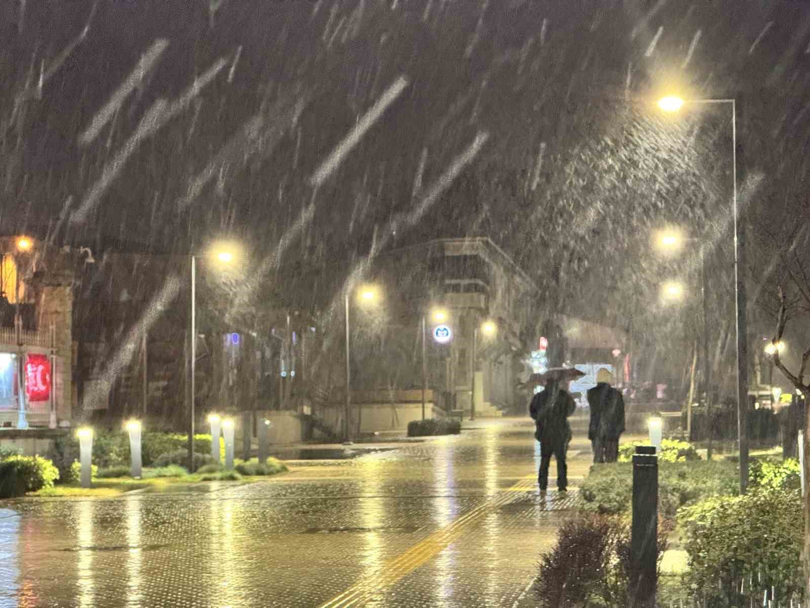 Edirne’de kar yağışı etkili oluyor