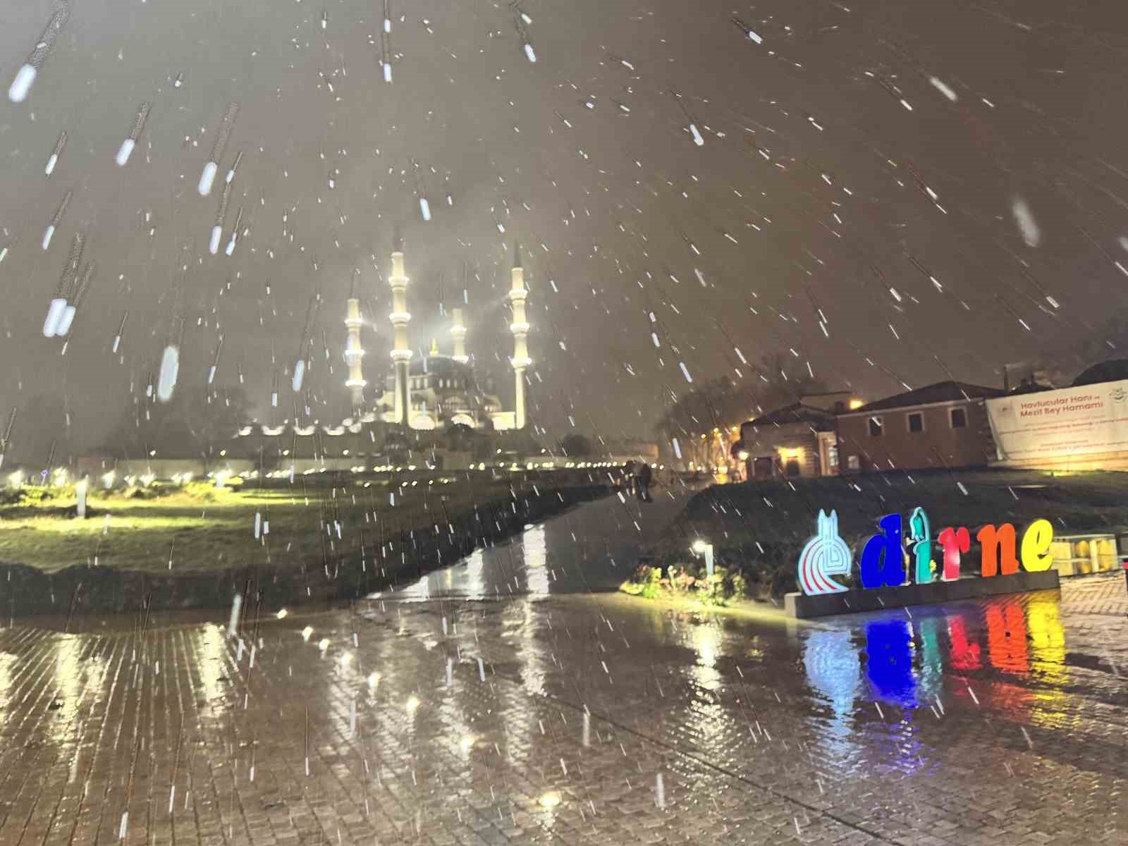 Edirne’de kar yağışı etkili oluyor