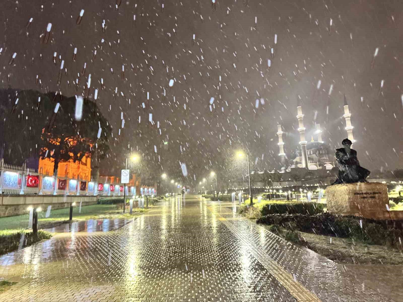 Edirne’de kar yağışı etkili oluyor