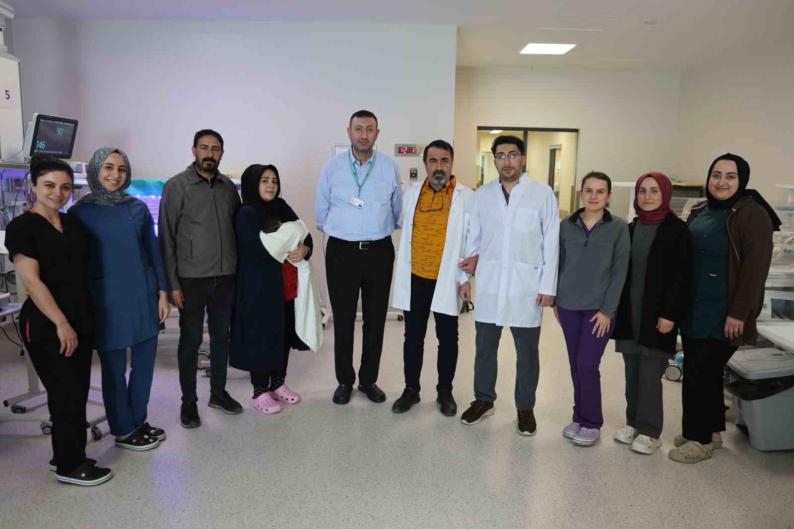 Doğuştan yemek borusu olmayan 4 günlük bebek, Elazığ’da hayata tutundu