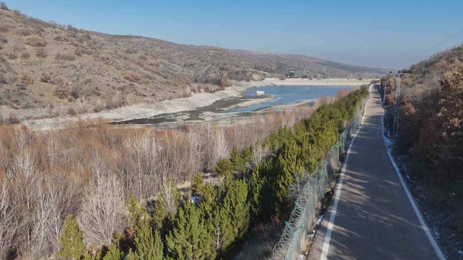 Ankara’da su isyanı: Kesinti bitmiyor, akan su çamur gibi