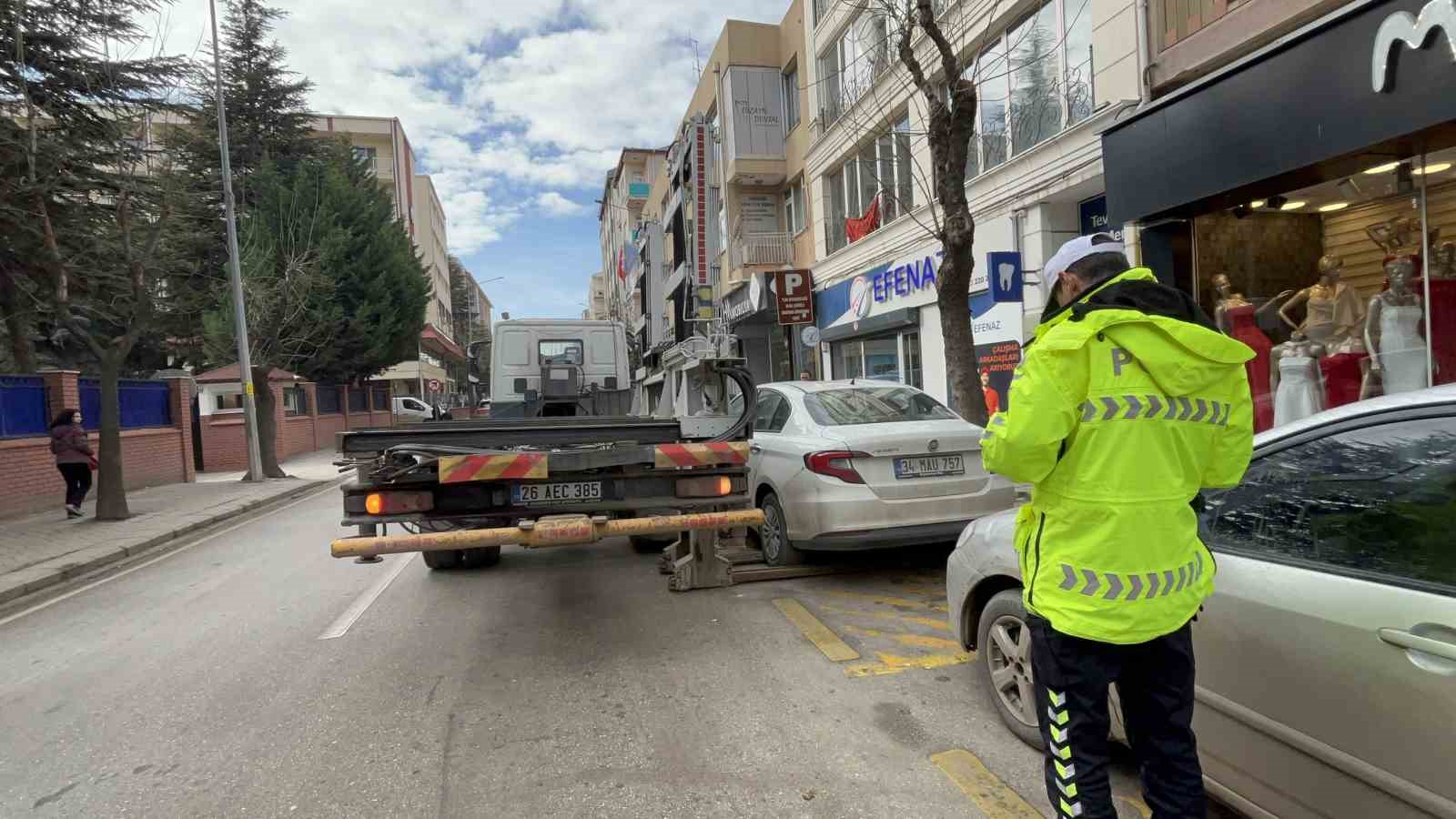 Engelli ve otobüsler için ayrılan alanlara park edilen araçlar çekilip ceza yazıldı