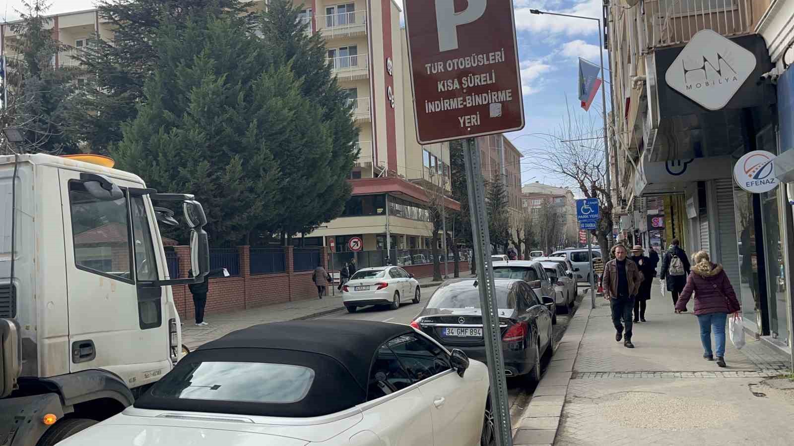 Engelli ve otobüsler için ayrılan alanlara park edilen araçlar çekilip ceza yazıldı