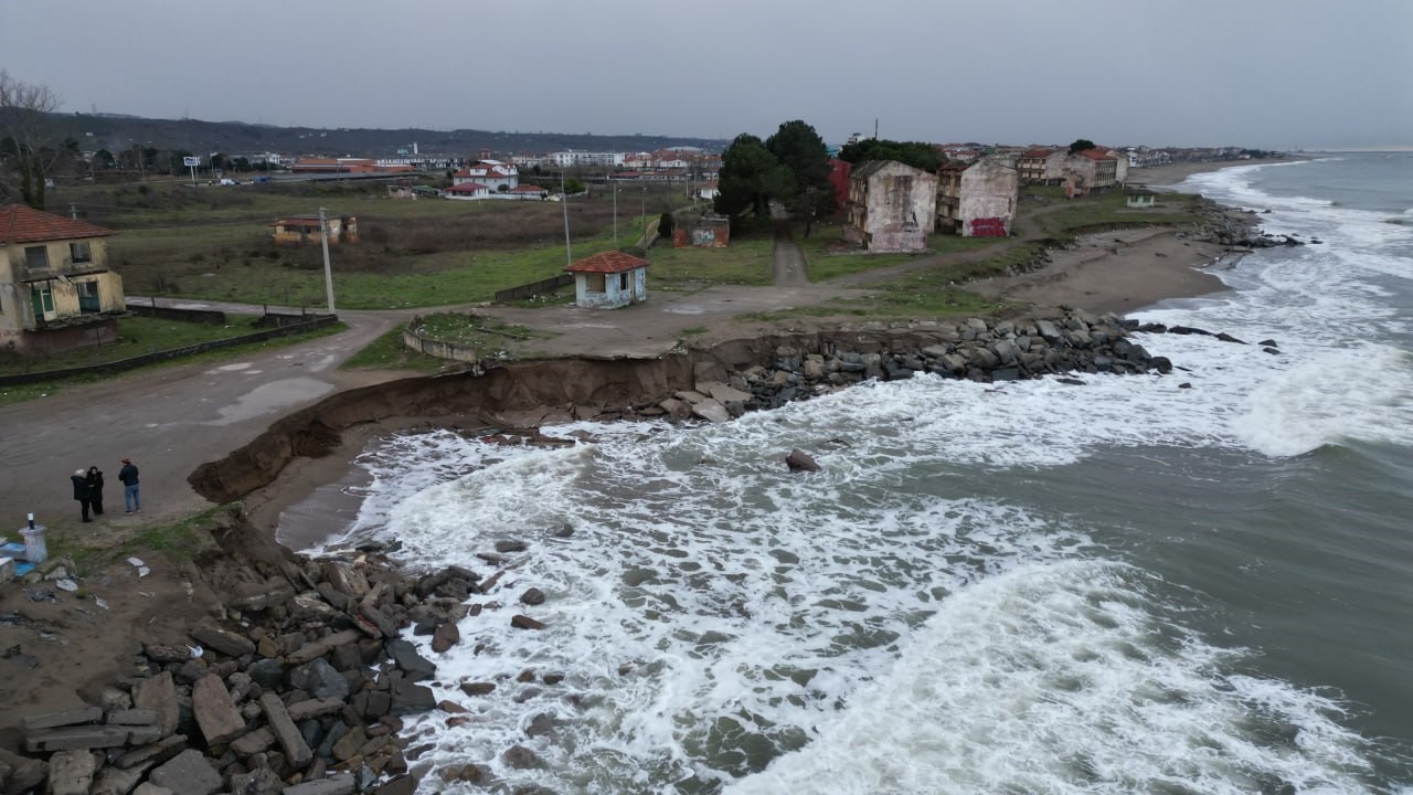 Korkutan kıyı erozyonu: Deniz 50 metre içeri girdi