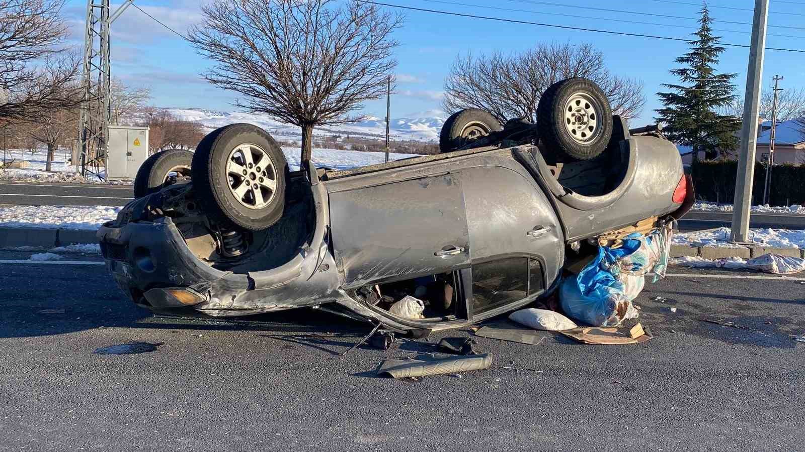 Elazığ’da pikap takla attı: 3 yaralı