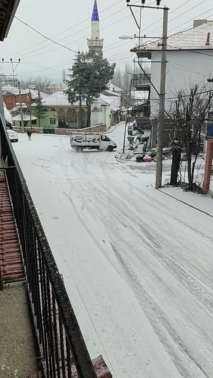 Kamyonet buzlanan yolda kayarak ilerledi