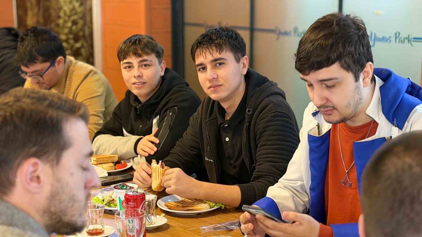 Gençlik Kafe gençlerin buluşma noktası oldu