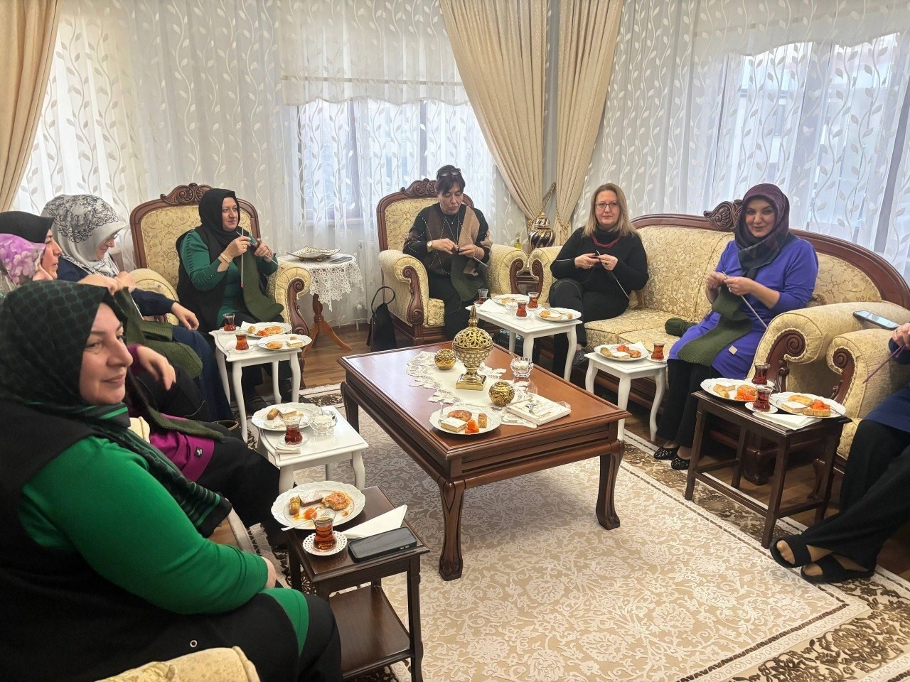 Erzincanlı gönüllü annelerden Mehmetçiğe ilmek ilmek destek