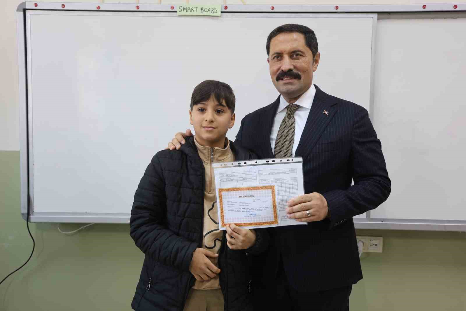 Depremin ardından 224 yeni okulun inşa edildiği Hatay’da 374 bin öğrenci karne heyecanı yaşadı