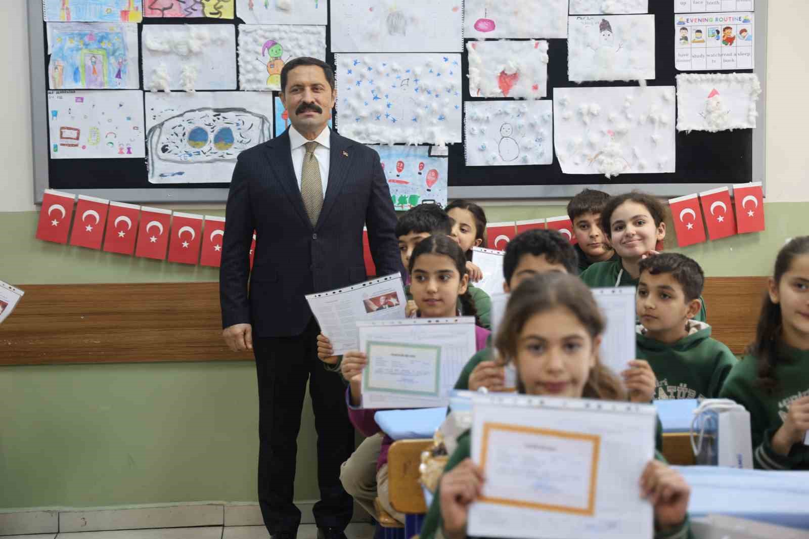 Depremin ardından 224 yeni okulun inşa edildiği Hatay’da 374 bin öğrenci karne heyecanı yaşadı