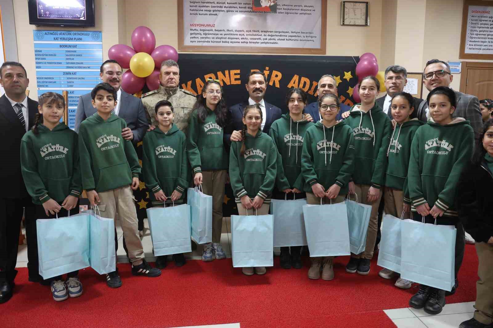 Depremin ardından 224 yeni okulun inşa edildiği Hatay’da 374 bin öğrenci karne heyecanı yaşadı