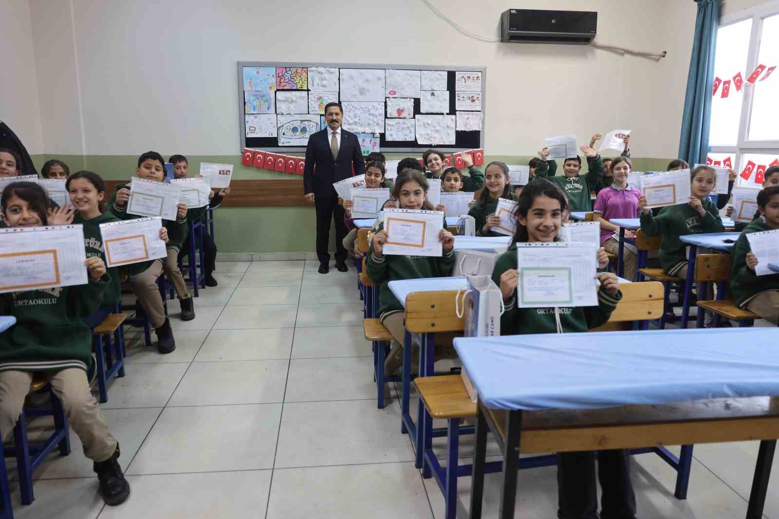 Depremin ardından 224 yeni okulun inşa edildiği Hatay’da 374 bin öğrenci karne heyecanı yaşadı