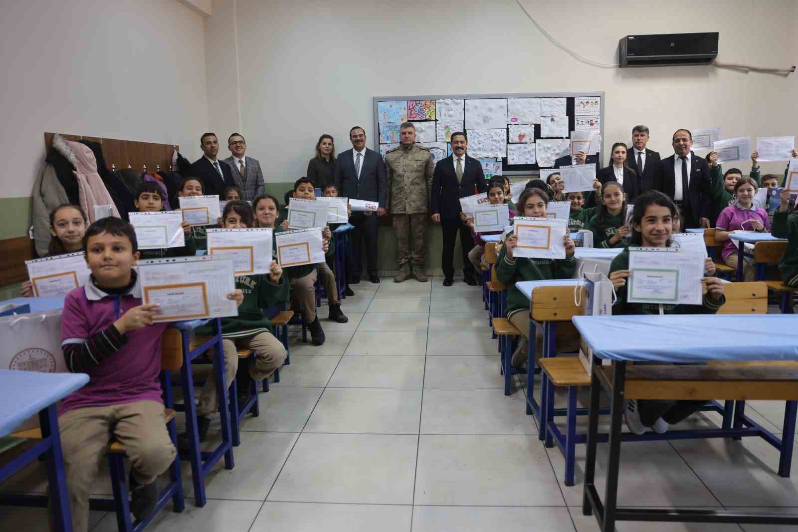 Depremin ardından 224 yeni okulun inşa edildiği Hatay’da 374 bin öğrenci karne heyecanı yaşadı