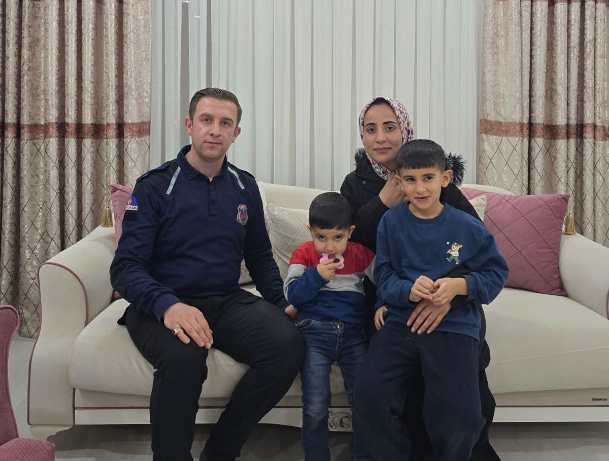 Cezaevi personelinden örnek davranış: Kaza yapan anne ve çocukları evinde misafir etti