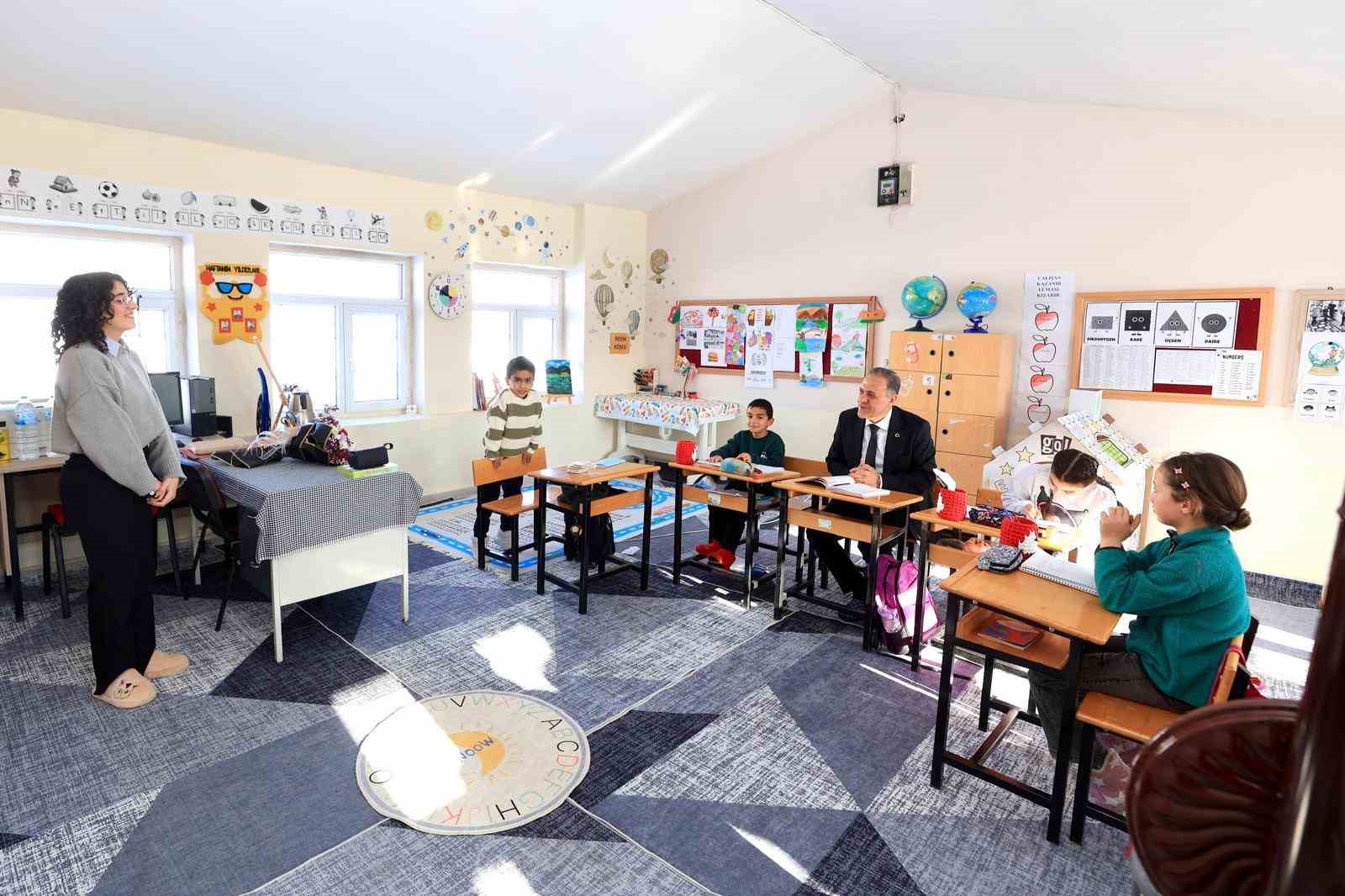 Vali Usta’dan fedakar öğretmene ve 4 öğrencisine ziyaret